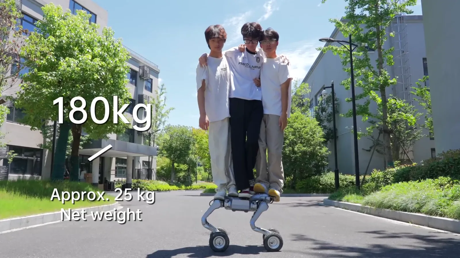 Trois adultes debout sur le robot Unitree AS2-W, démonstration officielle de charge de 180 kg pour 25 kg de poids