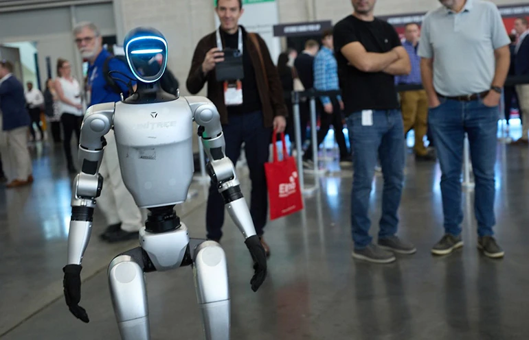 Le robot humanoïde Unitree G1 entouré de visiteurs sur un salon professionnel