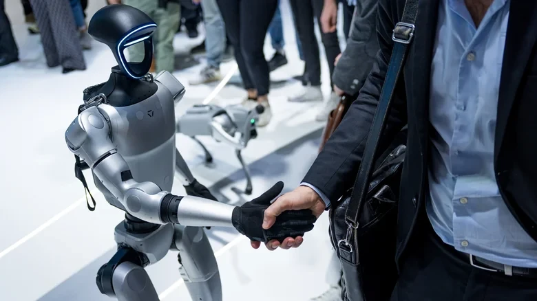 Robot humanoïde Unitree G1 serrant la main d'un invité pendant une soirée d'entreprise