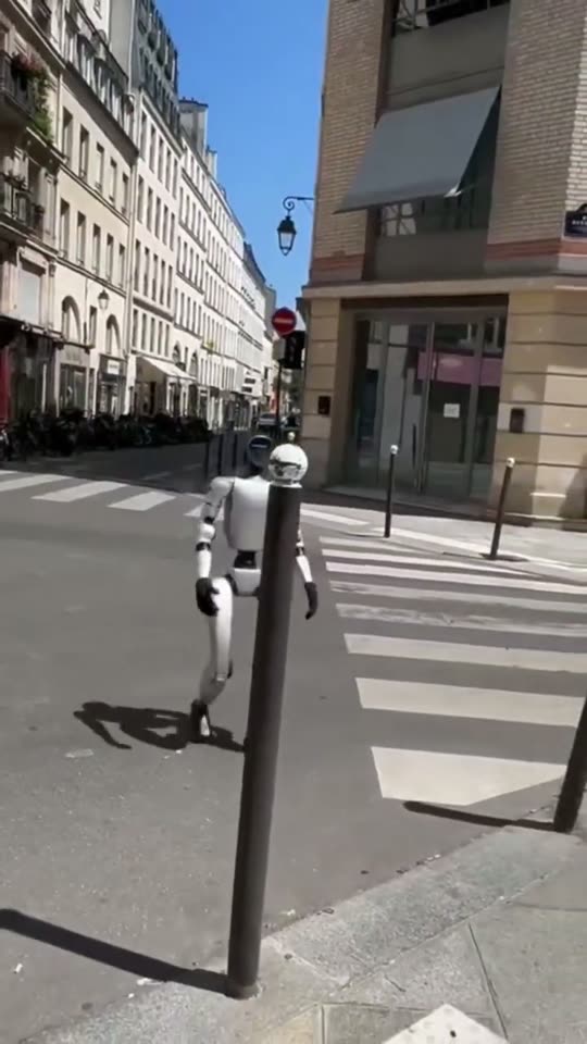 Jogging dans une rue de Paris — robot humanoïde Unitree G1
