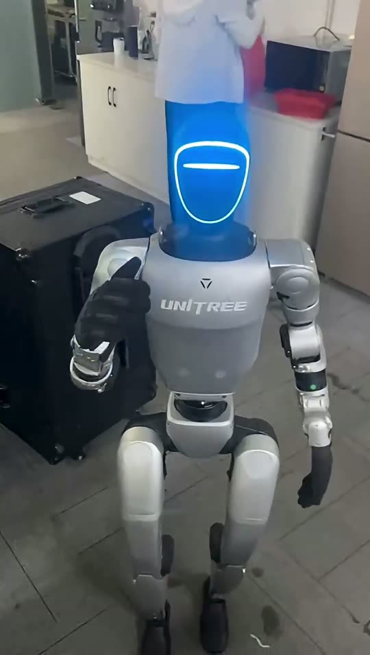 Contrôle à la voix, gros plan — robot humanoïde Unitree G1
