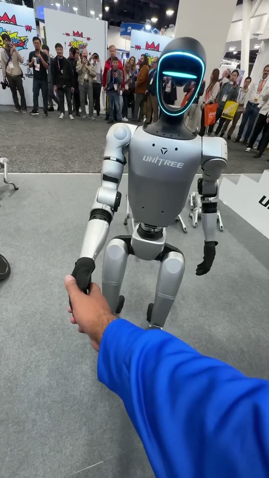 Poignée de main au CES — robot humanoïde Unitree G1