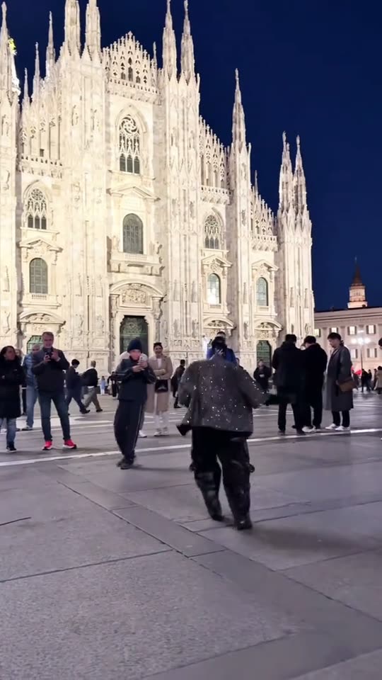 Danse devant le Duomo de Milan — robot humanoïde Unitree G1