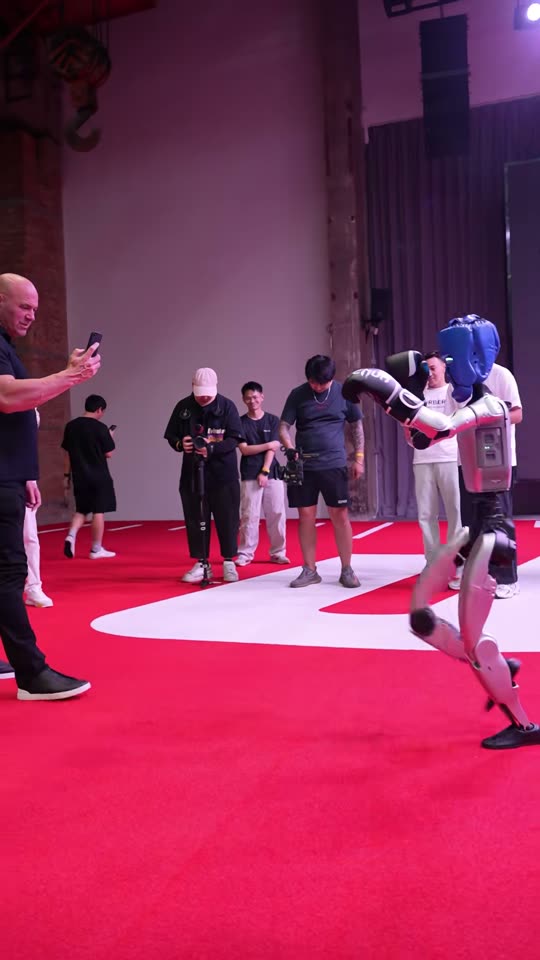 Sparring façon UFC — robot humanoïde Unitree G1