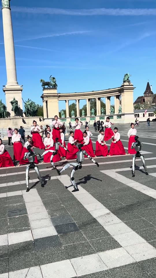 Quatuor kung-fu, Heroes Square — robot humanoïde Unitree G1