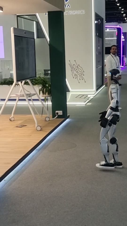 Déambulation au GITEX Dubaï — robot humanoïde Unitree G1