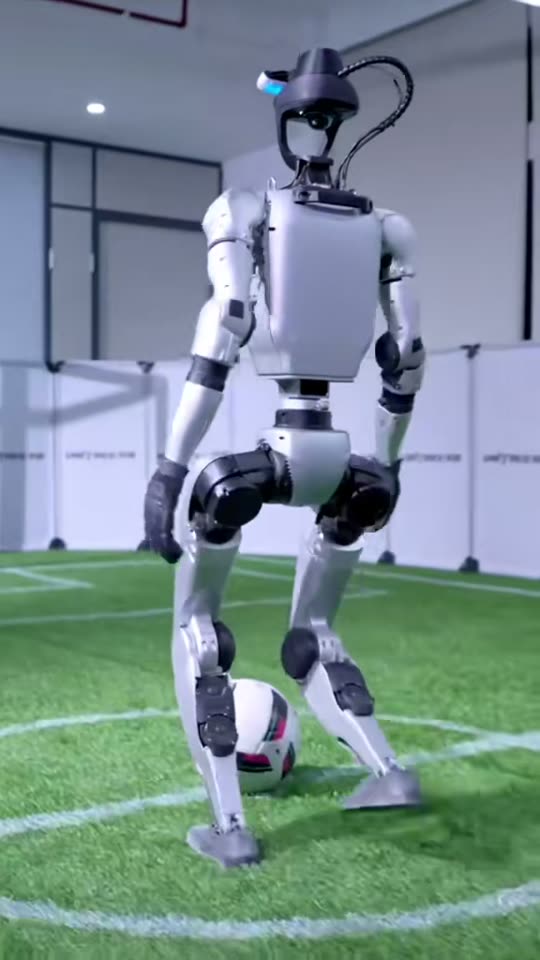 Sur le terrain de foot — robot humanoïde Unitree G1