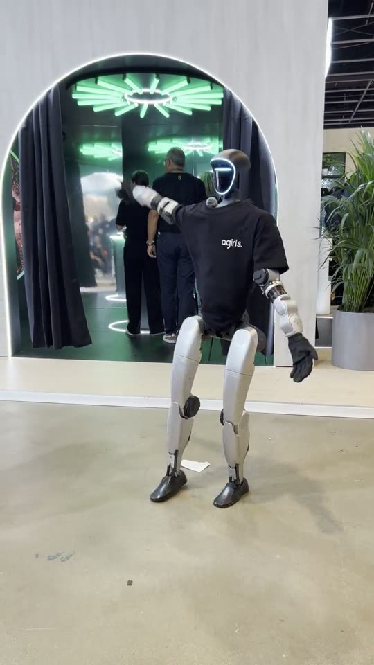 Le robot humanoïde en t-shirt AGIRIS enchaîne des mouvements dans une allée du Congrès des experts-comptables