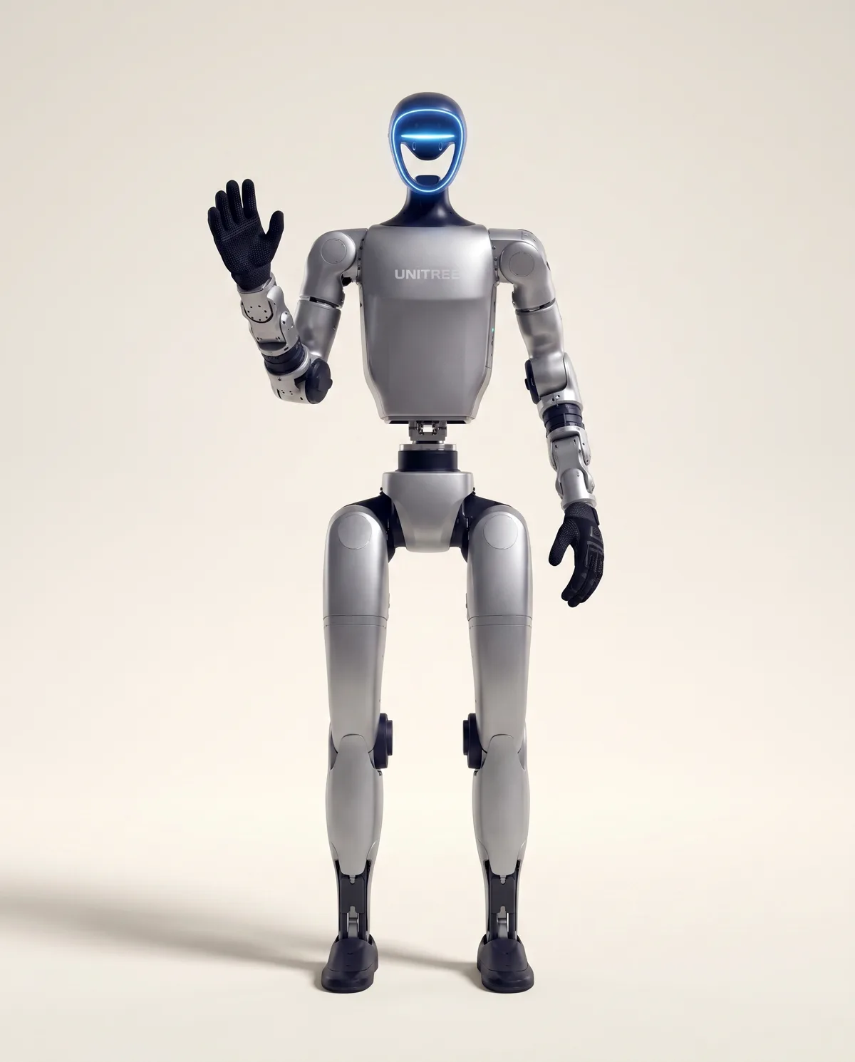 Le robot humanoïde Unitree G1 en pied, main levée en salut, vue studio